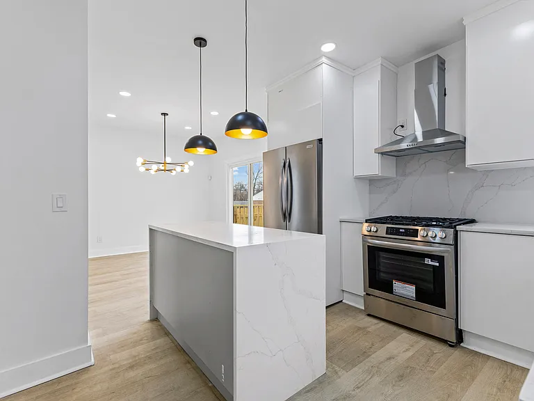 2554 Parker St — Photo 8