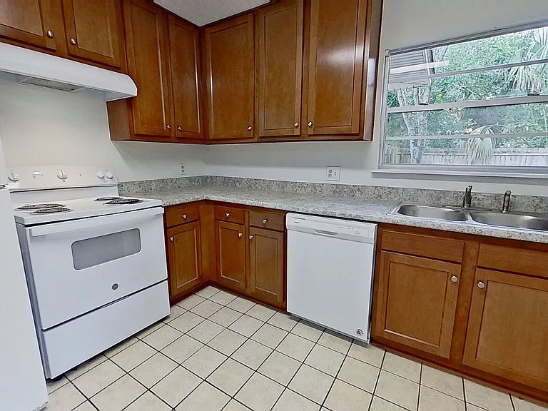 1615 Seminole Rd — Photo 9