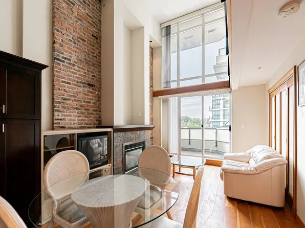 10 Renaissance Sq #412, New Westminster, BC V3M 7B1