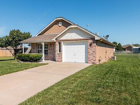 3rd image of 210 Blue Branch Cir