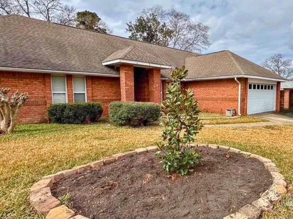 2046 Hamilton Xing, Cantonment, FL 32533