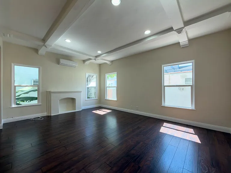 137 S Roxbury Dr — Photo 3
