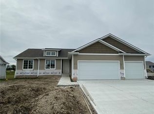 960 8th St, Waukee, IA 50263