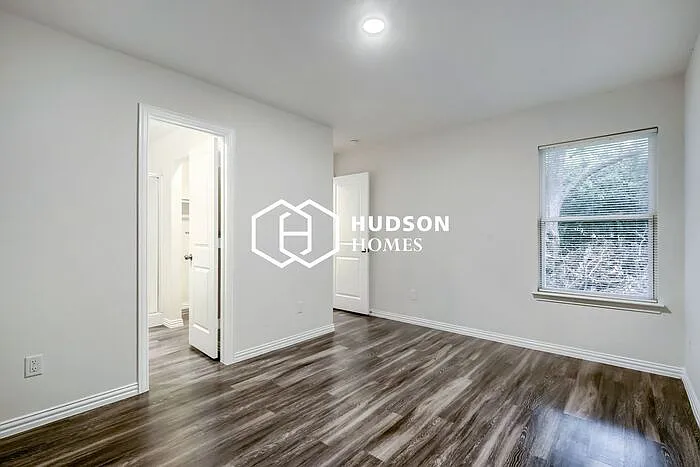 916 Olive St — Photo 10