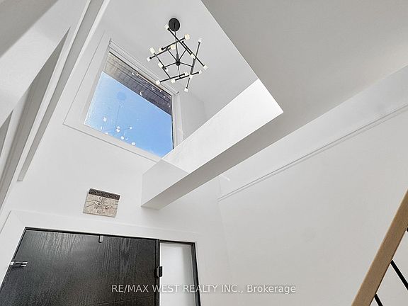 5th image of 972 Castlefield Ave