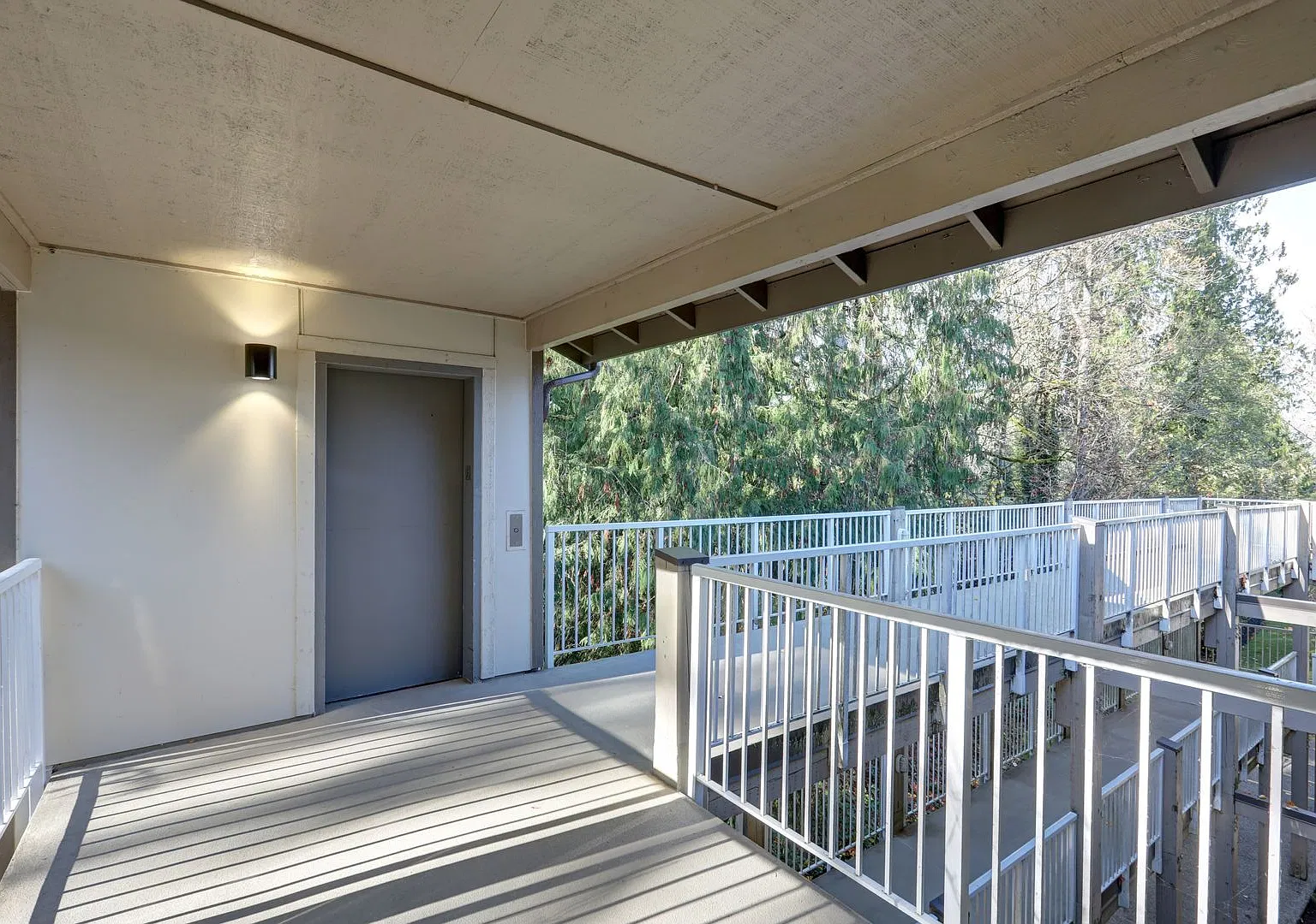 Spacious 2bd + DEN, 1.75ba Condo available in the heart of Issaquah! — Photo 2