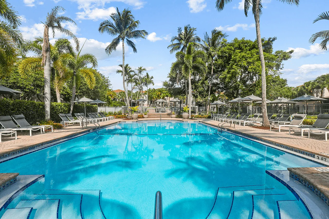 Coconut Palm Club Apartments — Photo 3