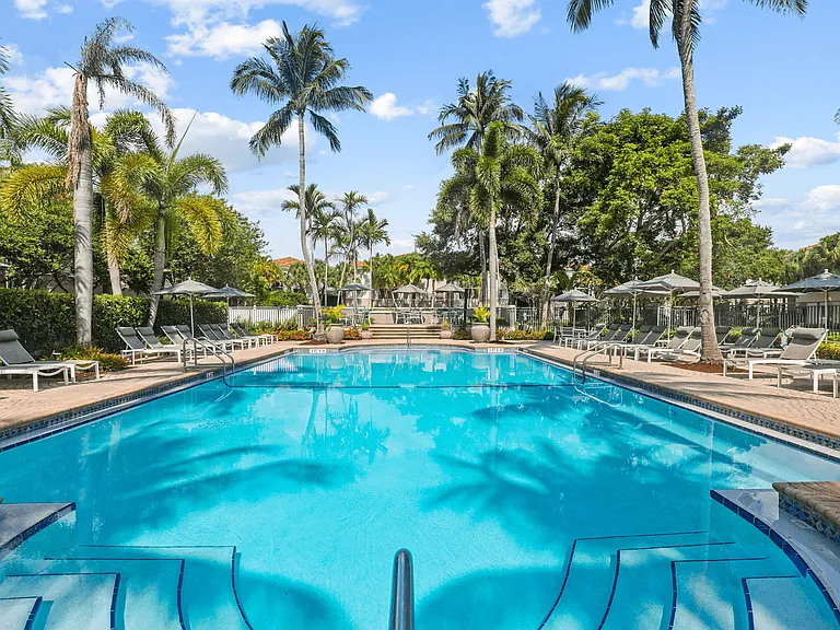 Coconut Palm Club Apartments — Photo 3