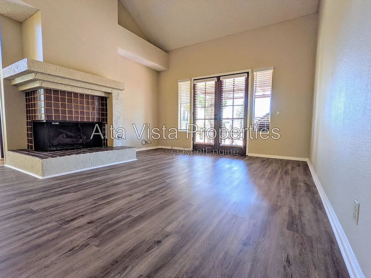 2 bed, 2.0 bath, 1489 sqft, $3,695 — Photo 4