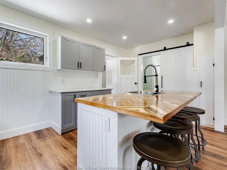 48 McLean St — Photo 8