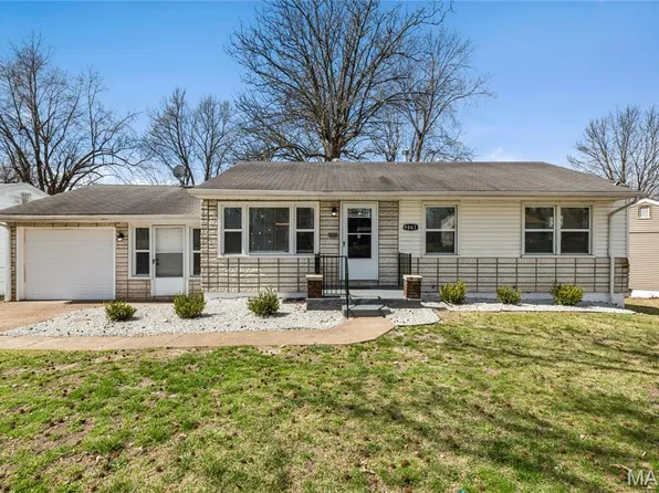 9863 Eastdell Dr, Saint Louis, MO 63136