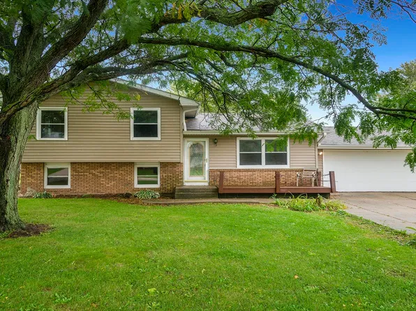 411 Woodrow St, Winnebago, IL 61088