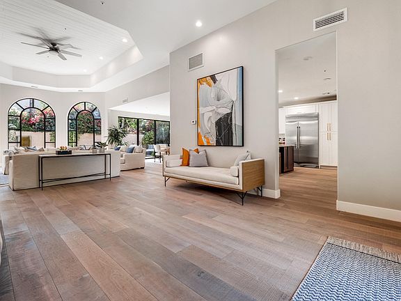 Fantastic open floor plan in a circular pattern features 3 en-suite KING bedrooms that are all private with no shared walls. Each en-suite KING bedroom occupies one of the four corners of the house, with the 4th corner being the dining room.