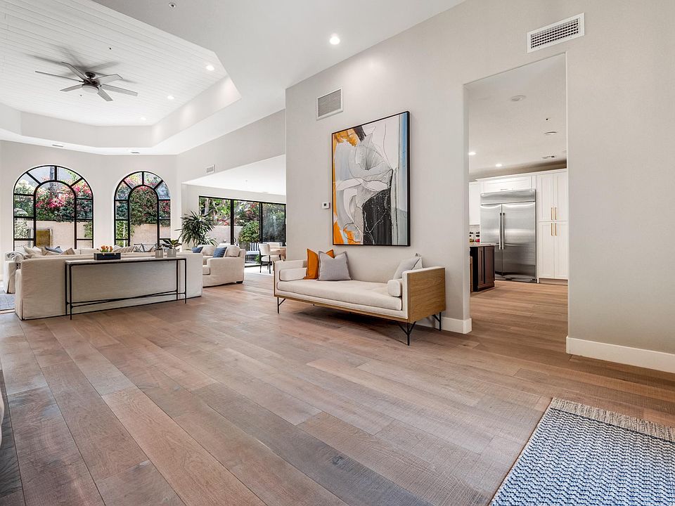 Fantastic open floor plan in a circular pattern features 3 en-suite KING bedrooms that are all private with no shared walls. Each en-suite KING bedroom occupies one of the four corners of the house, with the 4th corner being the dining room.