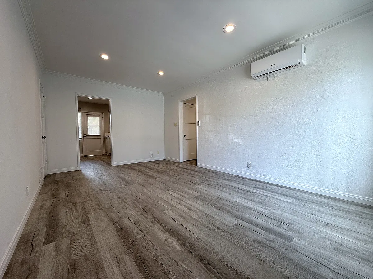 Building Photo - 5670 San Vicente Blvd #2