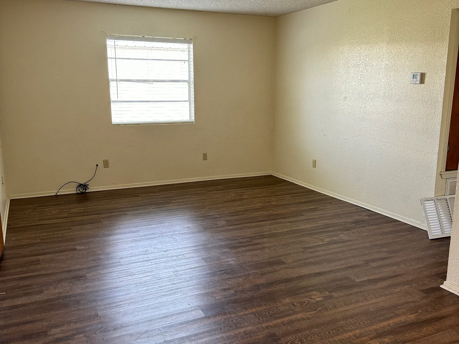 2 bed, 1000 sqft, $995 — Photo 3
