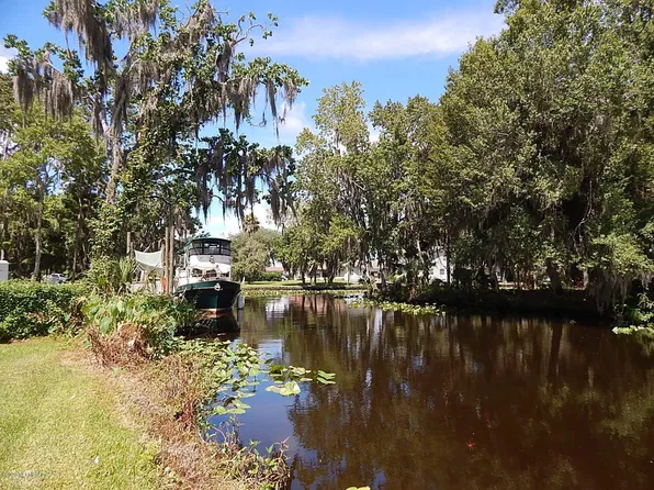 117 Riverview Cir, San Mateo, FL 32187