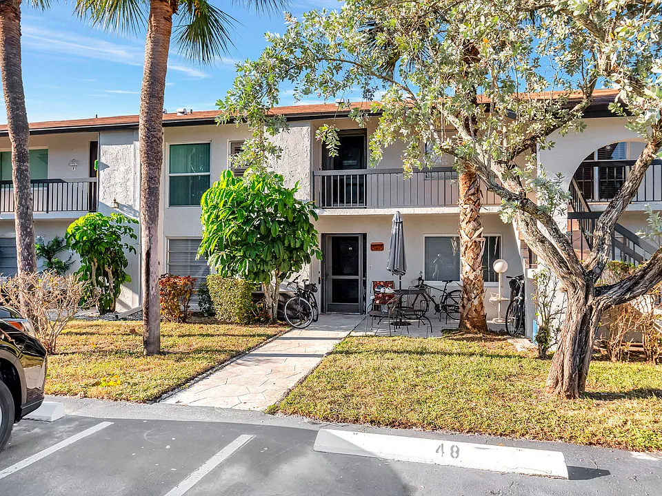 5943 Areca Palm Ct #G