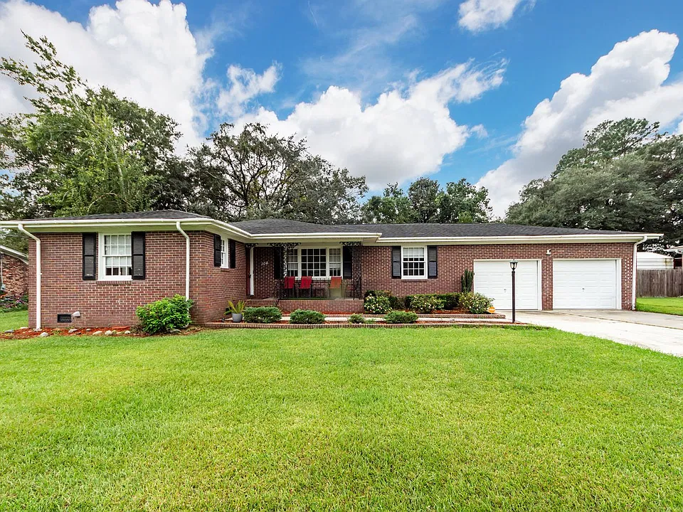 104 Hamlet Ln