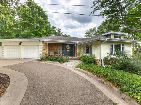 295 Southgate Dr, Dubuque, IA 52003