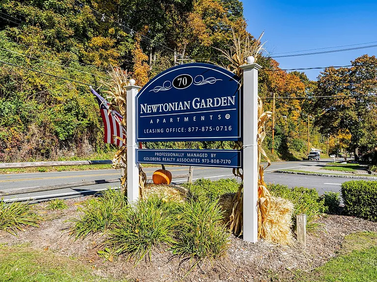 Newtonian Garden Apartments — Photo 27