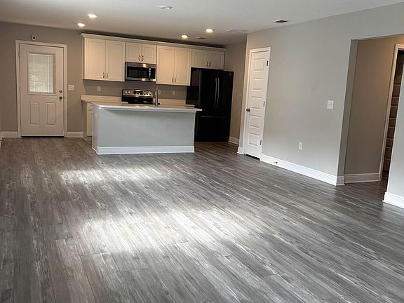 2nd image of 3154 Maple St