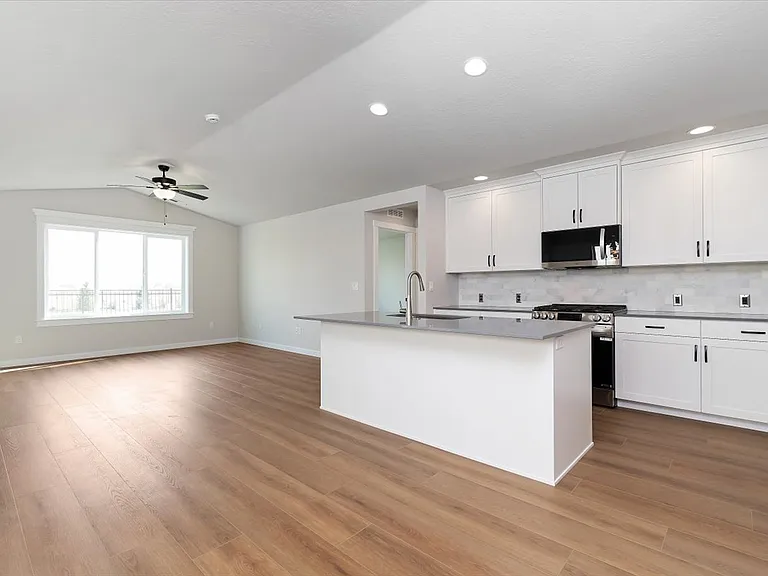 1761 E Hadler St — Photo 17