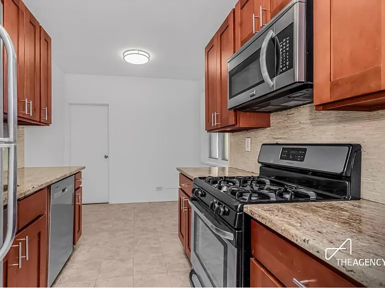 3050 Fairfield Ave #6E — Photo 4