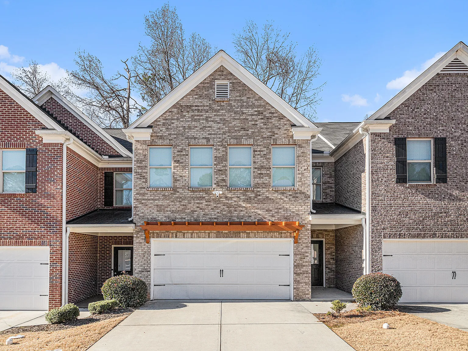 3 bed, 2.5 bath, 2040 sqft, $2,500 — Photo 1