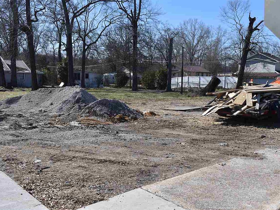 2nd image of 402 Wilson St