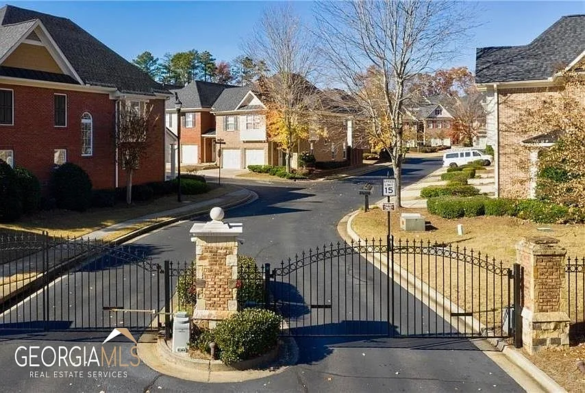 3 bed, 2.5 bath, 2265 sqft, $2,800 — Photo 2