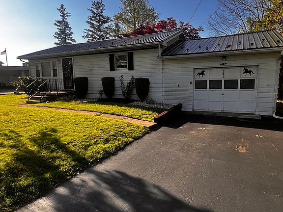 private driveway and single stall garage with remote door lift