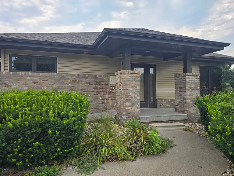 1040 N Bell St — Photo 1