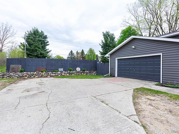 4th image of 1337 Haines Rd