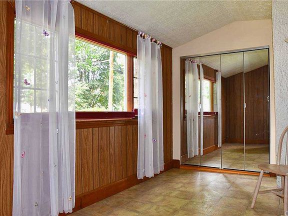 4th image of 108 Carlton Ter