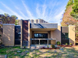 201 Yoakum Pkwy APT 52, Alexandria, VA 22304