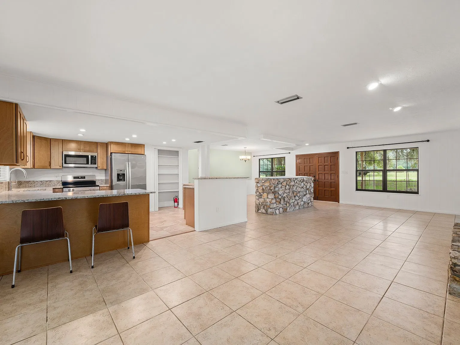 3 bed, 1824 sqft, $2,200 — Photo 4