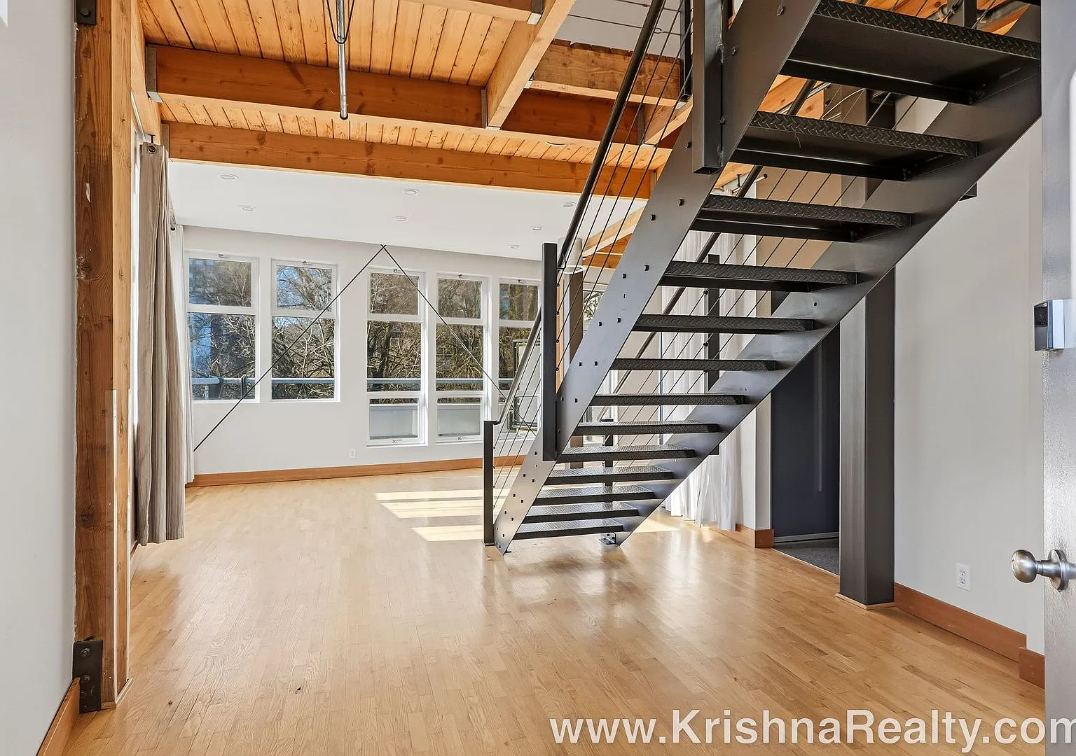 Exclusive Top-Floor Pearl District Condo | 1BR 2BA +Office/Den | Private Patio | Garage Parking I... — Photo 4