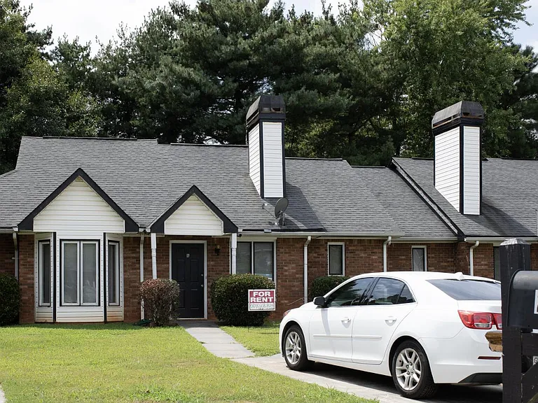 2790 Country Ct SE #D — Photo 1