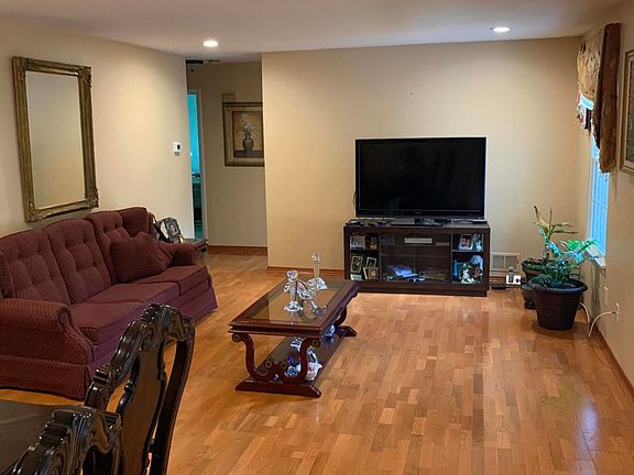3rd image of 718 Zlotkin Cir APT 8