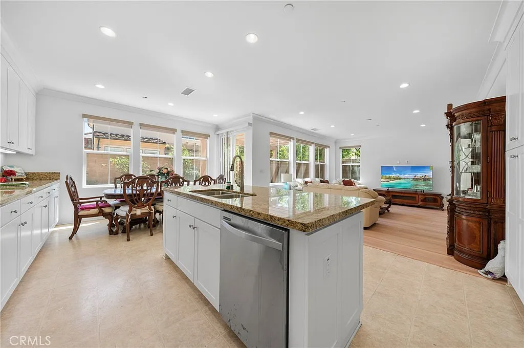 3 bed, 2.5 bath, 1879 sqft, $5,500 — Photo 2