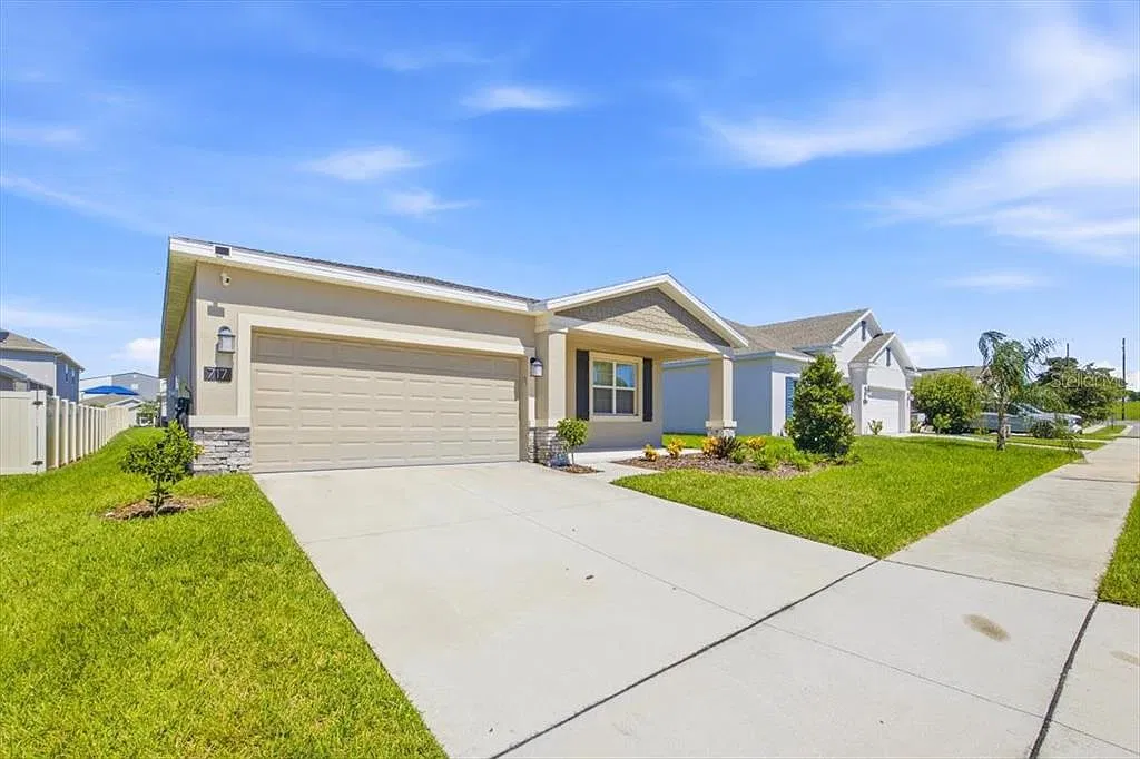 3 bed, 2.0 bath, 2080 sqft, $2,300 — Photo 2