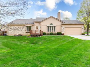 35134 Knollwood Ln, Farmington, MI 48335