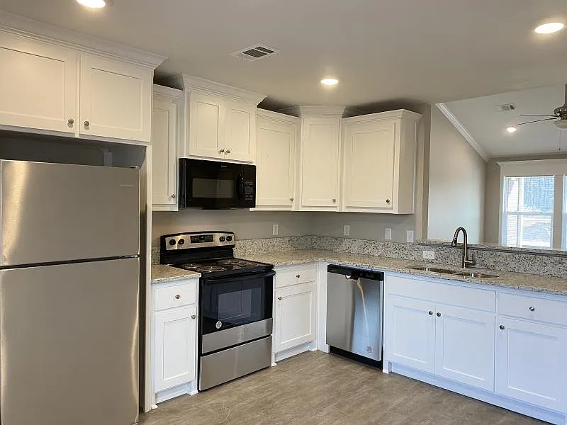 3 bed, 1305 sqft, $1,725 — Photo 3