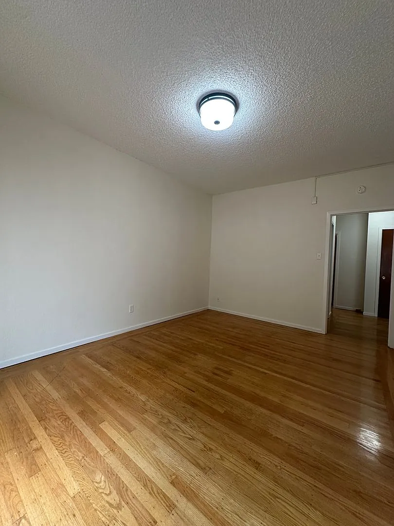 1230 Hyde Street (744r) — Photo 2
