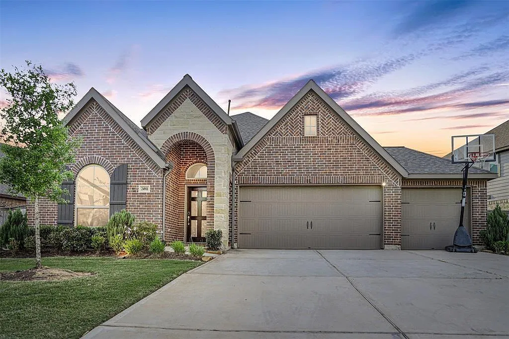 3 bed, 2.0 bath, 2465 sqft, $3,190 — Photo 1