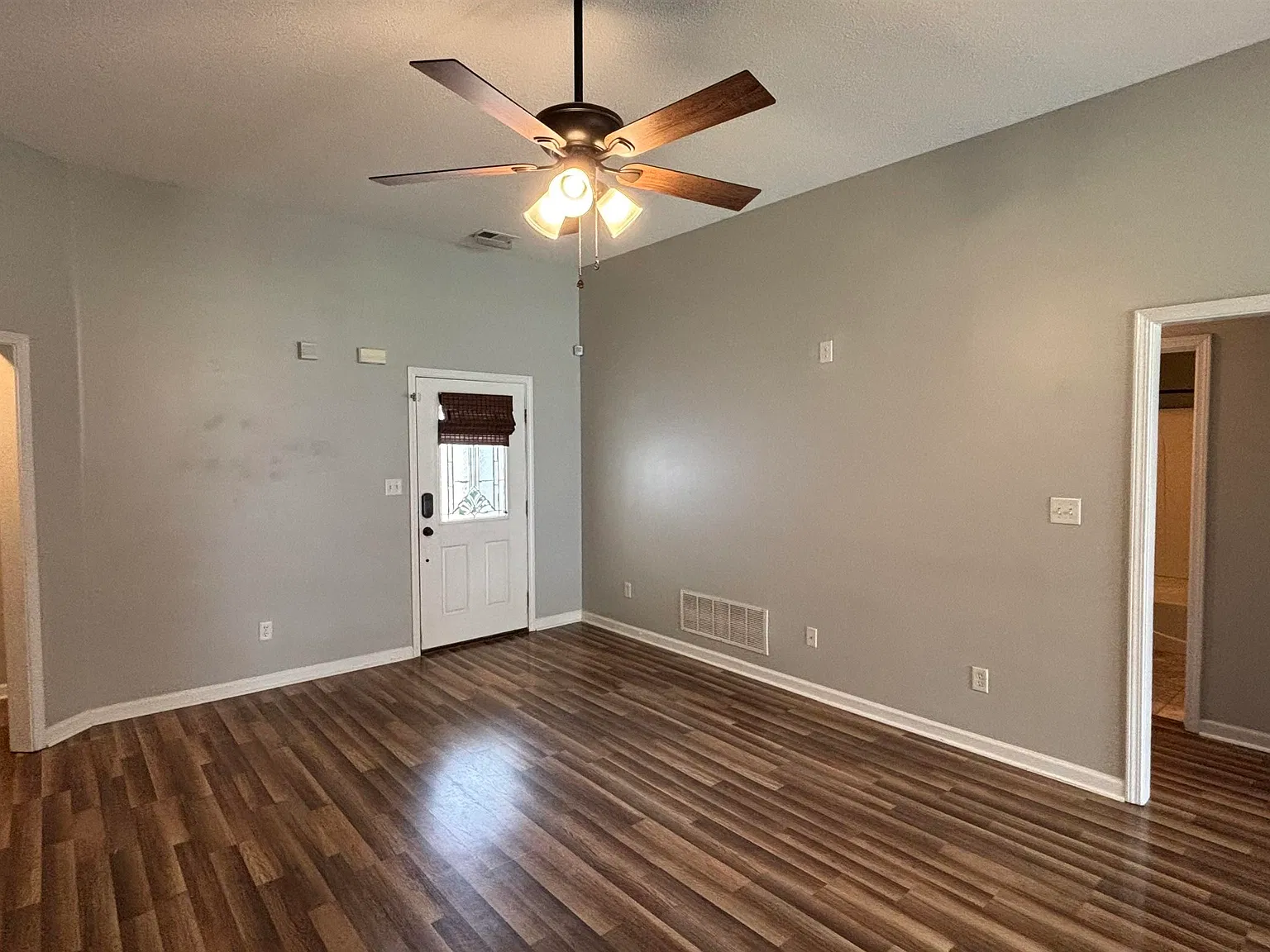 4 bed, 2.0 bath, 1929 sqft, $2,200 — Photo 4