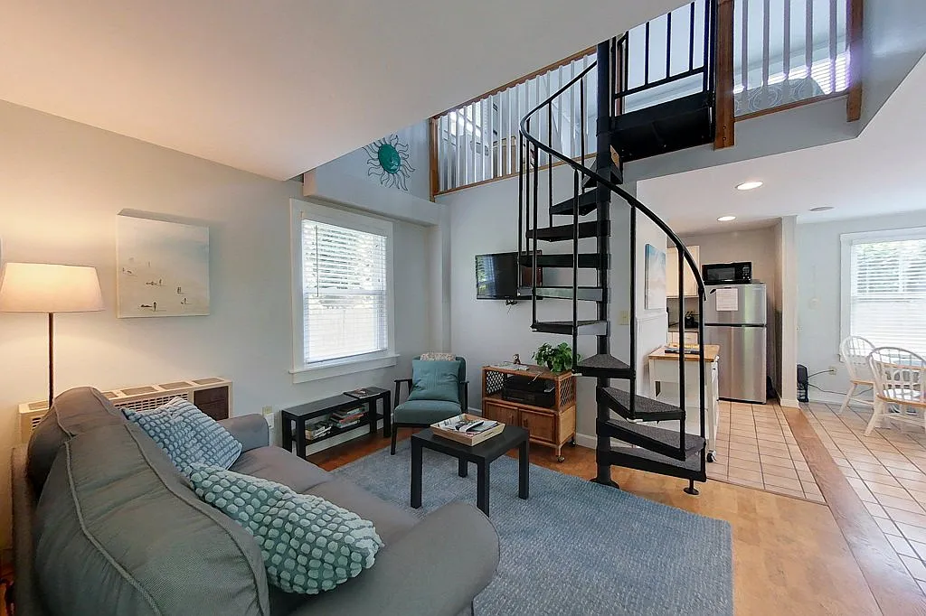 2 bed, 925 sqft, $1,950 — Photo 1