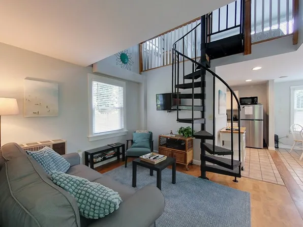 25 Warren Ave, Middletown, RI 02842