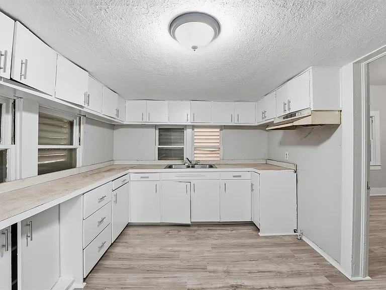 811 W Broad St — Photo 20